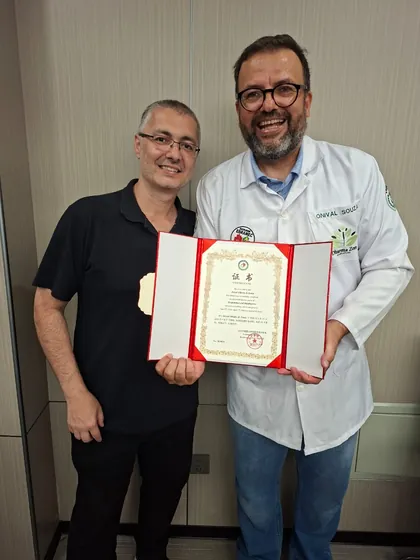 Val Souza recebendo certificado em Acupuntura na China com Prof. Reginaldo
